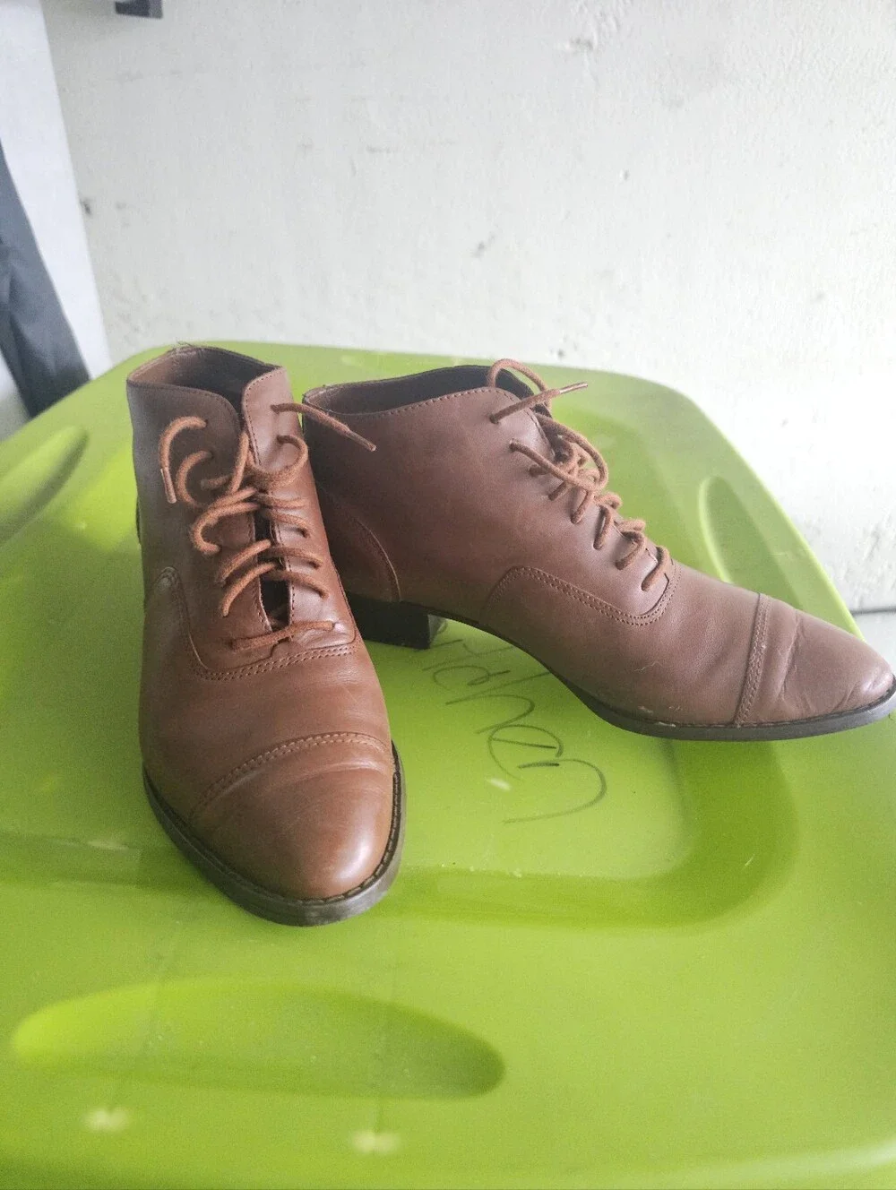 Womans  Brown Lace-Up Leather Boots